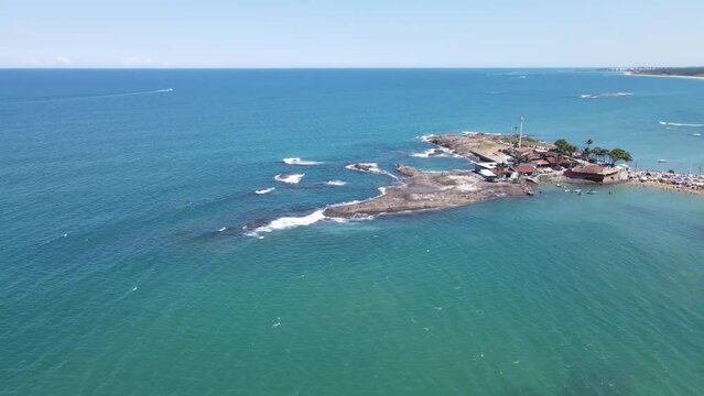 Imagem a&eacute;rea de drone das praias e do centro de Guarapari a Cidadae Sa&uacute;de. Destino tur&iacute;stico de milhares de pessoas no ver&atilde;o.