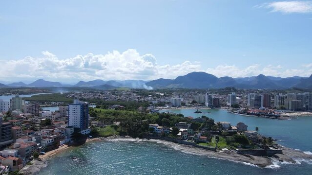 Imagem a&eacute;rea de drone das praias e do centro de Guarapari a Cidadae Sa&uacute;de. Destino tur&iacute;stico de milhares de pessoas no ver&atilde;o.