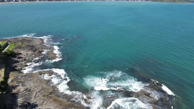 Imagem a&eacute;rea de drone das praias e do centro de Guarapari a Cidadae Sa&uacute;de. Destino tur&iacute;stico de milhares de pessoas no ver&atilde;o.