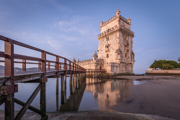 Fototapeta premium Lisboa, Torre de Belém - Rio Tejo, Portugal