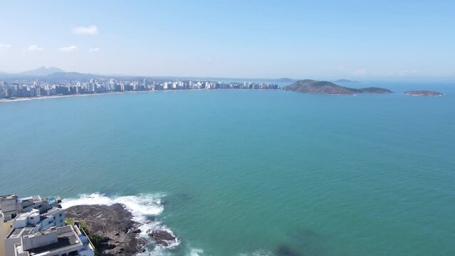 Imagem a&eacute;rea de drone das praias e do centro de Guarapari a Cidadae Sa&uacute;de. Destino tur&iacute;stico de milhares de pessoas no ver&atilde;o.