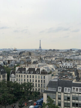 Par&iacute;s y su Torre Eiffel visto desde una azotea en un d&iacute;a nublado