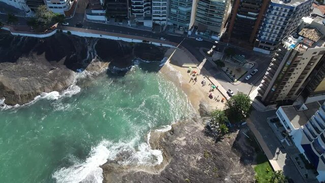 Imagem a&eacute;rea de drone das praias e do centro de Guarapari a Cidadae Sa&uacute;de. Destino tur&iacute;stico de milhares de pessoas no ver&atilde;o.