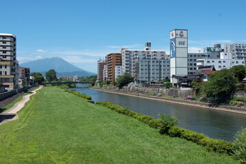 岩手山と北上川