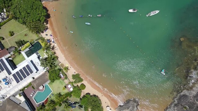 Imagem aérea de drone da praia do morro, da praia da cerca e do condomínio Aldeia da praia em Guarapari a Cidadae Saúde. Destino turístico de milhares de pessoas no verão.