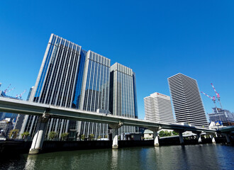 大阪市北区 渡辺橋から見る堂島川とアクア堂島
