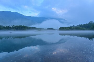 霧に包まれた幻想的な大正池の情景＠上高地、長野