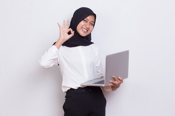Fototapeta asian muslim hijab woman using her laptop computer isolated on white background
 obraz