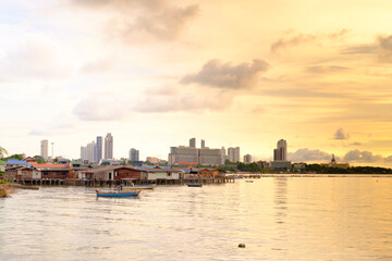Obraz premium The fishing boat is in the Pattaya sea at sunset is beautifull
