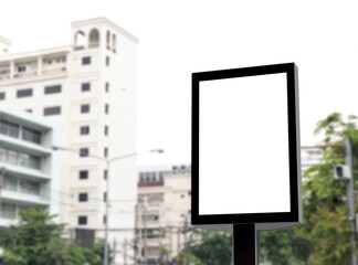 Obraz premium Outdoor pole billboard with mock up white screen on city view background and clipping path