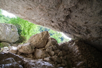 Grotta lungo il sentiero per l'arco di Fondarca nelle Marche