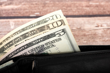 Dollar Geldscheine und eine Geldbörse