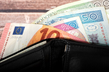 Geldbörse und Banknote Euro und Polnische Zloty PLN