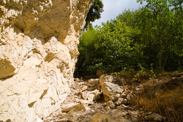 Rocce lungo il sentiero per l'arco di Fondarca nelle Marche in Italia