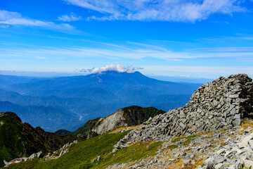 木曽駒ヶ岳山頂からは2014年に大噴火した御嶽山を見ることが出来ます