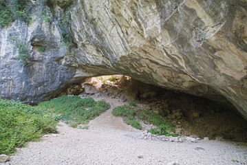 Grotta lungo il sentiero per l'arco di Fondarca nelle Marche