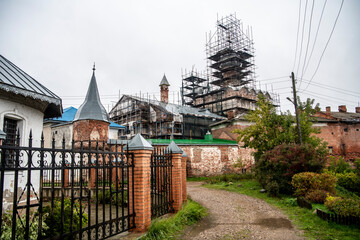 Obraz premium fragments of the ancient Kremlin and the white stone cathedral of Rostov the Great
