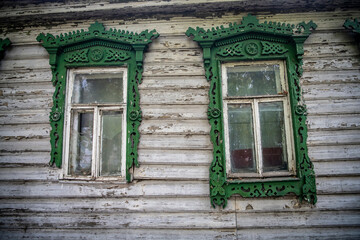 Fototapeta na wymiar old wooden houses trimmed with wooden lace on the streets of Rostov the Great