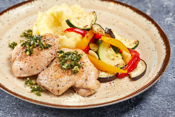 chicken with mashed potato and vegetables