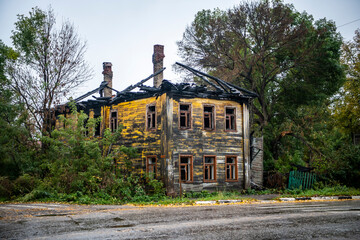 Obraz premium fragments of the architecture of a provincial town on a cloudy autumn day
