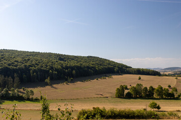 Fototapeta na wymiar Landschaft in Osthessen im Hintergrund die Rhön