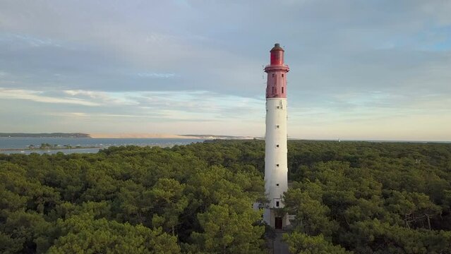 Cap Ferret - Phare du Cap Ferret avec vue sur la Dune du Pyla en arri&egrave;re plan