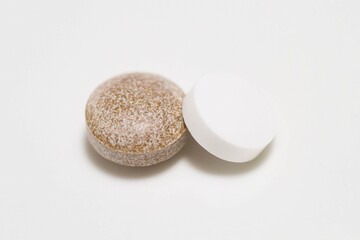 白と茶色の錠剤