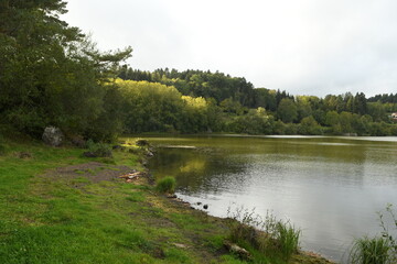 Fototapeta na wymiar Le lac de la cassiere en auvergne france