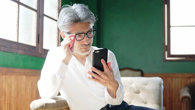 スマホを使うシニア男性