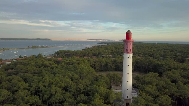 Cap Ferret - Phare du Cap Ferret avec vue sur la Dune du Pyla en arri&egrave;re plan