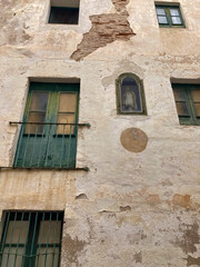 Fototapeta na wymiar Fragment of the old wall with windows.