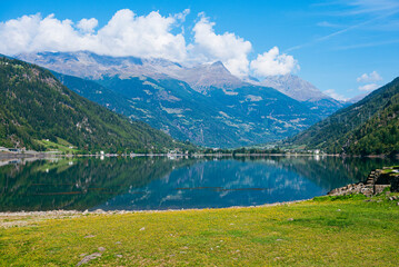 Naklejka na ściany i meble Foto del lago Miralago in Val Poschiavo
