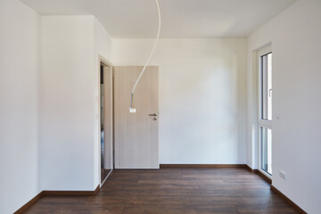 Neuer Bodenbelag durch Bodenleger beim Hausbau