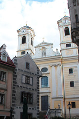 Fototapeta na wymiar old houses and church (St.-Ulrichs-Kirche) at St.-Ulrichs-Platz in vienna (austria)