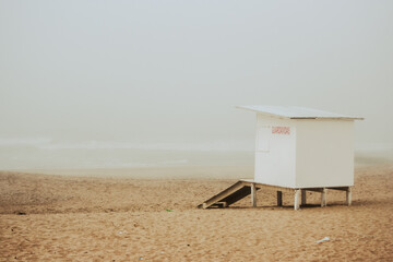 Obraz premium Playa con neblina