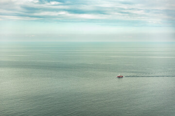 Schiff, Boot, Dampfer vor dem Königsstuhl an der Kreideküste der Ostsee auf der Insel Rügen