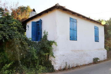 Fototapeta na wymiar small farmhouse in the mediterranean