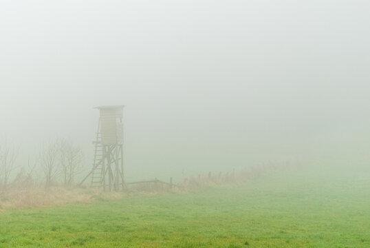 Hochsitz bei Nebel im Paradies am Tal der Harbecke, Medebach, Hochsauerland