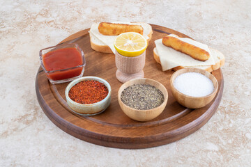 Grilled sausages and chicken nuggets on a sandwich toast served with sauces