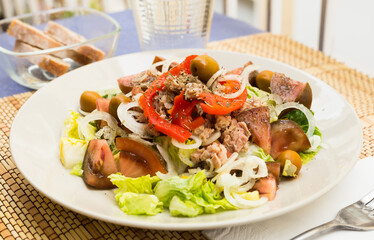 mediterranean vegetable salad with tuna