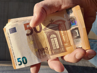 Banconote da 50 euro nelle mani di una persona	 - obrazy, fototapety, plakaty