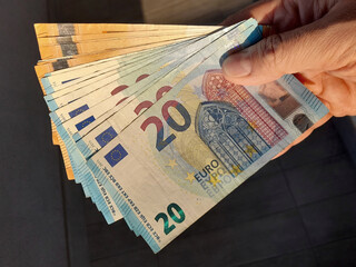Banconote da 20 e 50 euro nelle mani di una persona - obrazy, fototapety, plakaty