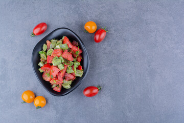 Salad with chopped tomatoes, green beans and herbs