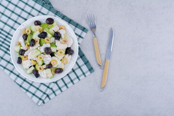 Salad with black olives, herbs and vegetables