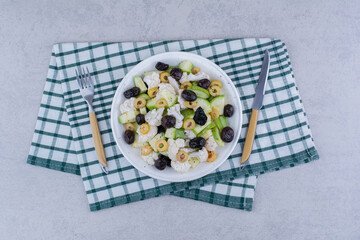 Salad with black olives and cauliflowers