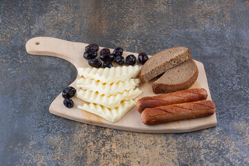Fototapeta na wymiar Breakfast platter with bread and mixed foods