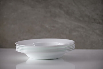 Obraz na płótnie Canvas белые тарелки на столе
