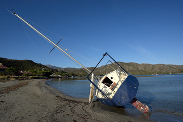 bateau à voile échoué © DOMINIQUE MARIOTTI