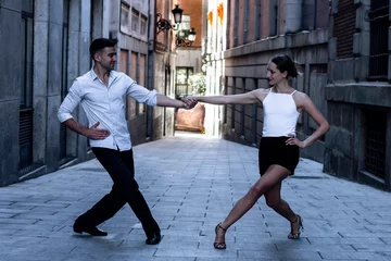 Foto auf Alu-Dibond Tango dancing couple. Boy in a suit and shirt, girl in shorts and a t-shirt. dance, street, argentinian © Jose Felix