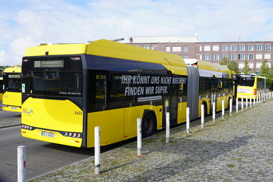 BVG Urbino 18 electric Gelenkbus an der Betriebshaltestelle in der Hertzallee in Berlin am 29.09.2022